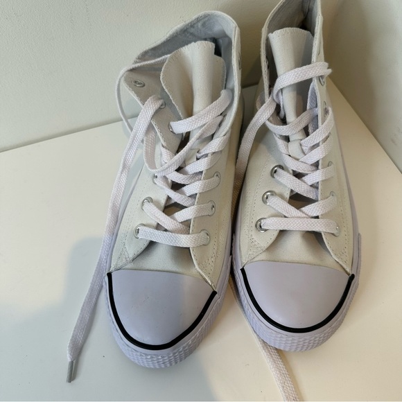 Airwalk Canvas upper balance women’s white sneakers. Size 10 - Picture 3 of 11